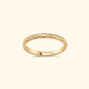 Goudkleurige stapelring van gold plated messing met subtiel gegraveerd zon- en bloemenpatroon.